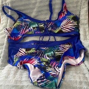 Multicolor two piece swimsuit. Size 3X